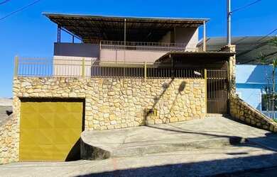 Imagem: A casa possui 4 Dormitórios, 1 Suíte, 3 Banheiros, 6 Vagas