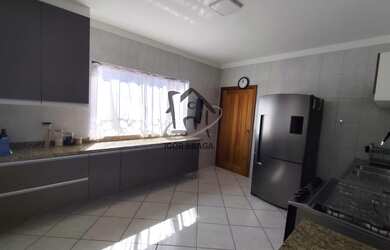 Imagem: A casa possui 3 Dormitórios, 1 Suíte, 3 Banheiros, 3 Vagas