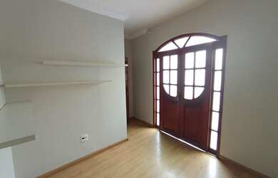 Imagem: A casa possui 4 Dormitórios, 1 Suíte, 4 Banheiros, 1 Vaga