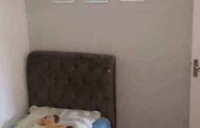 Imagem: A casa possui 3 Dormitórios, 1 Banheiro, 1 Vaga na garagem