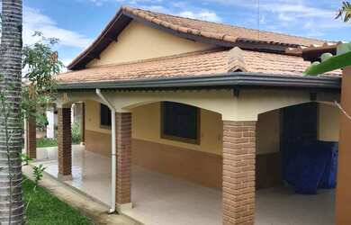 Imagem: A chácara possui 2 Dormitórios, 1 Banheiro, 1 Vaga na garagem