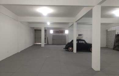 Imagem: O depósito possui 2 Banheiros, 2 Vagas na garagem, 300m² de