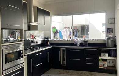 Imagem: A casa possui 3 Dormitórios, 1 Suíte, 3 Banheiros, 3 Vagas