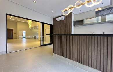 Imagem: A casa em condomínio possui 3 Dormitórios, 3 Suítes, 4 Banheiros