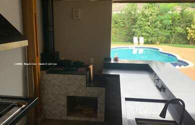 Imagem: A chácara possui 3 Dormitórios, 1 Suíte, 2 Banheiros, 6 Vagas