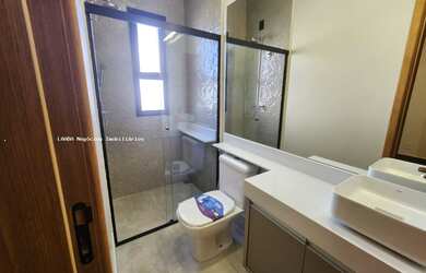 Imagem: A casa em condomínio possui 3 Dormitórios, 3 Suítes, 4 Banheiros