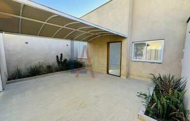 Imagem: A casa possui 3 Dormitórios, 1 Suíte, 2 Banheiros, 2 Vagas