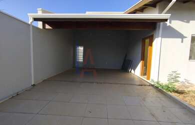 Imagem: A casa possui 3 Dormitórios, 1 Suíte, 2 Banheiros, 4 Vagas