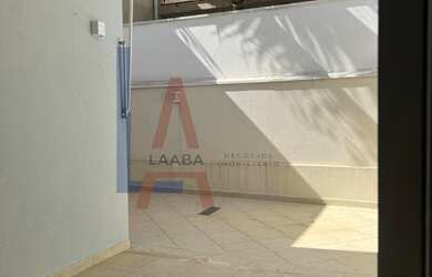 Imagem: A casa em condomínio possui 3 Dormitórios, 3 Suítes, 4 Banheiros