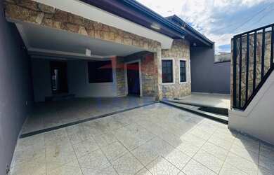 Imagem: A casa possui 3 Dormitórios, 2 Suítes, 3 Banheiros, 4 Vagas