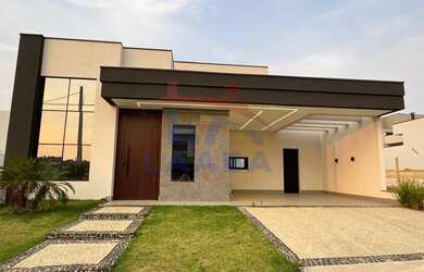 Imagem: A casa em condomínio possui 3 Dormitórios, 3 Suítes, 5 Banheiros