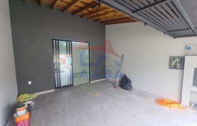 Imagem: A casa possui 2 Dormitórios, 1 Suíte, 2 Banheiros, 2 Vagas