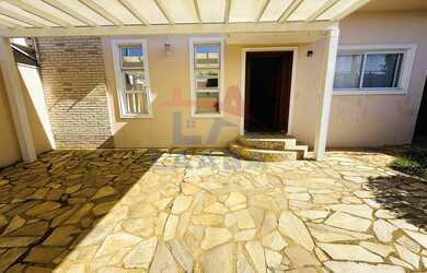 Imagem: A casa possui 3 Dormitórios, 2 Suítes, 3 Banheiros, 2 Vagas