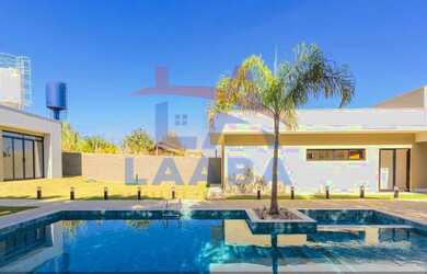 Imagem: A casa em condomínio possui 4 Dormitórios, 4 Suítes, 5 Banheiros