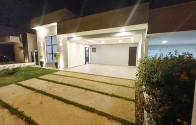 Imagem: A casa em condomínio possui 3 Dormitórios, 3 Suítes, 4 Banheiros