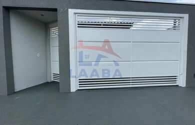 Imagem: A casa possui 2 Dormitórios, 2 Banheiros, 2 Vagas na garagem