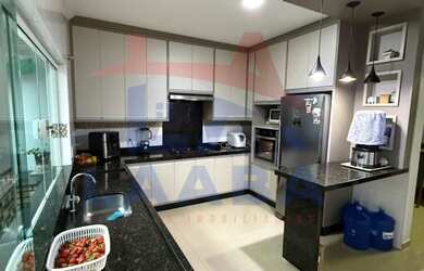 Imagem: A casa possui 3 Dormitórios, 1 Suíte, 3 Banheiros, 2 Vagas