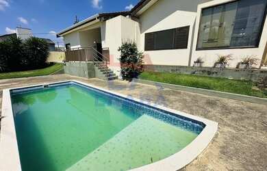 Imagem: A casa possui 3 Dormitórios, 3 Suítes, 5 Banheiros, 4 Vagas