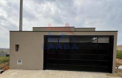 Imagem: A casa possui 3 Dormitórios, 1 Suíte, 2 Banheiros, 2 Vagas