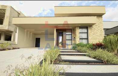 Imagem: A casa em condomínio possui 3 Dormitórios, 3 Suítes, 4 Banheiros