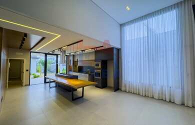 Imagem: A casa em condomínio possui 3 Dormitórios, 3 Suítes, 4 Banheiros