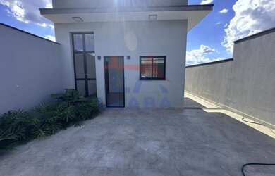 Imagem: A casa possui 3 Dormitórios, 1 Suíte, 2 Banheiros, 2 Vagas