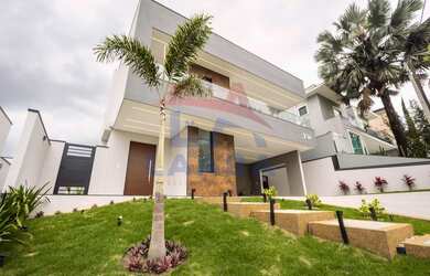 Imagem: A casa em condomínio possui 3 Dormitórios, 3 Suítes, 4 Banheiros