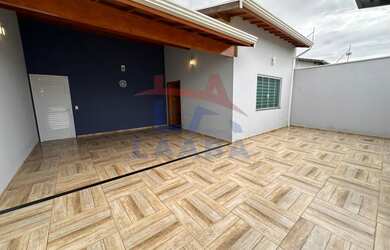 Imagem: A casa possui 3 Dormitórios, 1 Suíte, 3 Banheiros, 4 Vagas