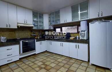 Imagem: A casa possui 3 Dormitórios, 1 Suíte, 2 Banheiros, 4 Vagas