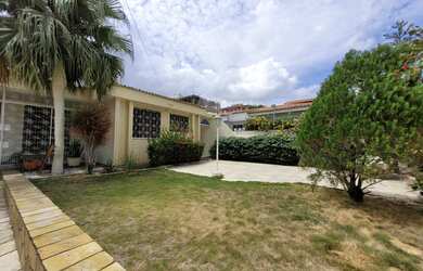 Imagem: A casa possui 6 Dormitórios, 4 Suítes, 6 Banheiros, 4 Vagas