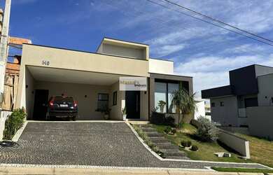 Imagem: A casa em condomínio possui 3 Dormitórios, 3 Suítes, 4 Banheiros