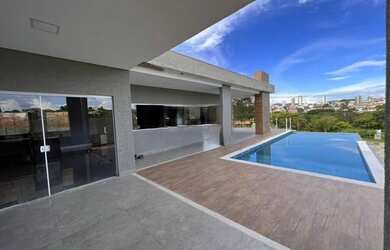 Imagem: A casa à venda possui 3 Dormitórios, 1 Suíte, 2 Banheiros