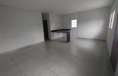 Imagem: A casa possui 3 Dormitórios, 1 Suíte, 3 Vagas na garagem