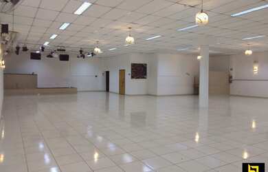 Imagem: A sala comercial possui 6 Banheiros, 2 Vagas na garagem, 450m²