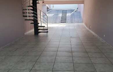 Imagem: A casa possui 3 Dormitórios, 1 Suíte, 2 Banheiros, 4 Vagas