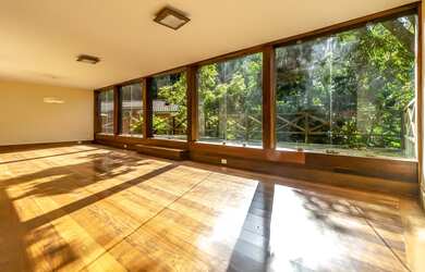 Imagem: A casa em condomínio possui 5 Dormitórios, 2 Suítes, 5 Banheiros