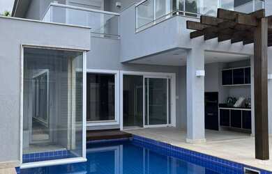 Imagem: A casa em condomínio possui 4 Dormitórios, 4 Suítes, 6 Banheiros