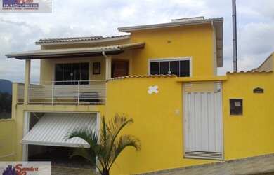 Imagem: A casa possui 4 Dormitórios, 1 Suíte, 2 Banheiros, 3 Vagas