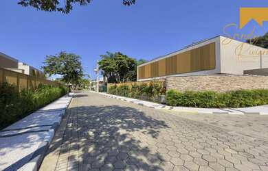 Imagem: A casa à venda possui 4 Dormitórios, 4 Suítes, 6 Banheiros