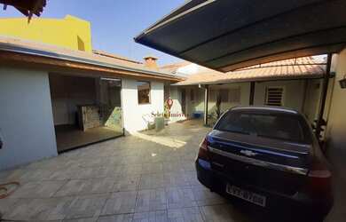 Imagem: A casa possui 2 Dormitórios, 2 Banheiros, 2 Vagas na garagem