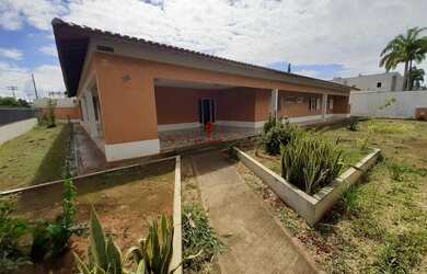 Imagem: A casa possui 3 Dormitórios, 3 Suítes, 5 Banheiros, 3 Vagas