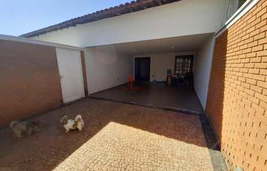 Imagem: A casa possui 4 Dormitórios, 1 Suíte, 6 Banheiros, 4 Vagas