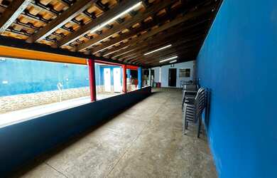 Imagem: A chácara possui 2 Dormitórios, 3 Banheiros, 4 Vagas na garagem