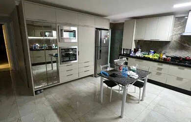 Imagem: A casa possui 4 Dormitórios, 3 Banheiros, 2 Vagas na garagem