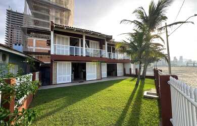 Imagem: A casa possui 7 Dormitórios, 1 Suíte, 3 Banheiros, 3 Vagas