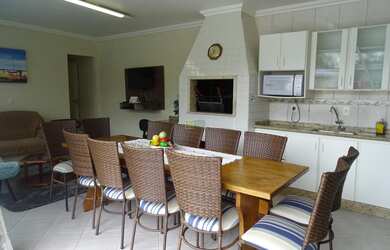 Imagem: A casa possui 2 Dormitórios, 1 Suíte, 2 Banheiros, 2 Vagas