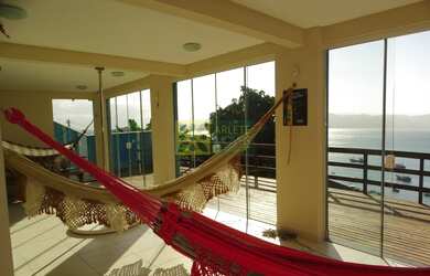 Imagem: A casa possui 4 Dormitórios, 4 Suítes, 6 Banheiros, 3 Vagas