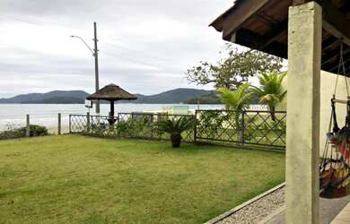 Imagem: A casa possui 5 Dormitórios, 1 Suíte, 3 Banheiros, 5 Vagas