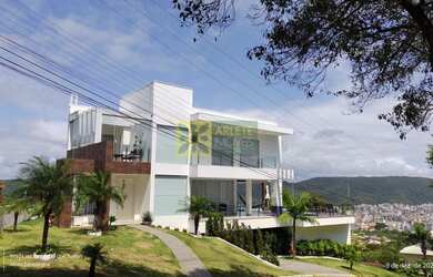 Imagem: A casa possui 4 Dormitórios, 4 Suítes, 6 Banheiros, 3 Vagas