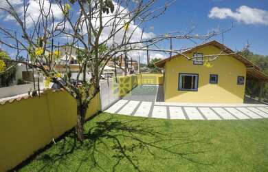 Imagem: A casa possui 4 Dormitórios, 1 Suíte, 2 Banheiros, 2 Vagas